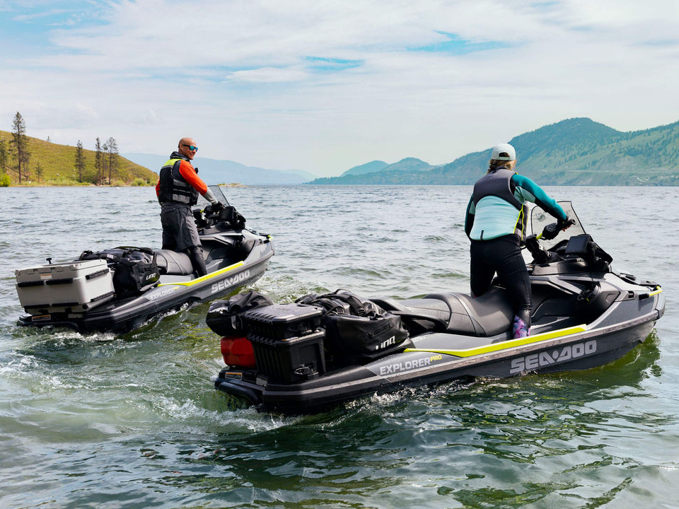 Twee mensen op Seadoo Explorer in het water